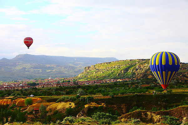 포토 JPG 주간 나무 식물 구름 해외풍경 해외 건축물 여행 중동 자동차 자연 하늘 레저 바위산 산 주택 카파도키아 풍경 초원 사람없음 야외 건물 레포츠 마을 절벽 열기구 비행 언덕 애드벌룬 풍선 튀르키예 국내포토 자연요소 건축 나라 아시아 육상교통 항공교통 돌산 생태계 파일형식