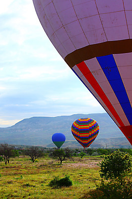 포토 JPG 주간 나무 식물 구름 해외풍경 해외 여행 중동 자연 하늘 레저 산 카파도키아 풍경 초원 사람없음 야외 레포츠 열기구 비행 애드벌룬 풍선 튀르키예 국내포토 자연요소 나라 아시아 항공교통 생태계 파일형식