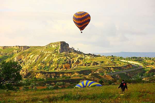 포토 JPG 주간 나무 식물 구름 해외풍경 해외 도로 길 여행 중동 자동차 자연 하늘 레저 바위산 산 카파도키아 한명 풍경 초원 야외 레포츠 돌_바위 바위 열기구 비행 언덕 애드벌룬 풍선 튀르키예 국내포토 자연요소 1 나라 아시아 육상교통 항공교통 교통시설 사람 돌산 생태계 파일형식