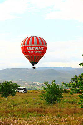 포토 JPG 주간 나무 식물 구름 해외풍경 해외 건축물 여행 중동 자동차 자연 하늘 레저 산 주택 카파도키아 풍경 초원 사람없음 야외 건물 레포츠 마을 열기구 비행 애드벌룬 풍선 튀르키예 국내포토 자연요소 건축 나라 아시아 육상교통 항공교통 생태계 파일형식