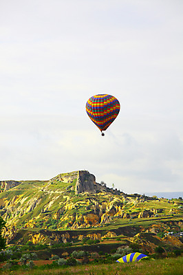 포토 JPG 주간 구름 해외풍경 해외 도로 여행 중동 자동차 자연 하늘 레저 바위산 산 카파도키아 풍경 초원 사람없음 야외 레포츠 돌_바위 바위 열기구 비행 언덕 애드벌룬 풍선 튀르키예 국내포토 자연요소 나라 아시아 길 육상교통 항공교통 교통시설 돌산 생태계 파일형식