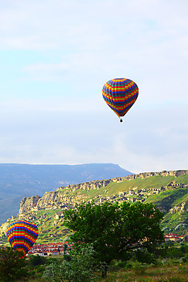 포토 JPG 주간 나무 식물 구름 해외풍경 해외 건축물 여행 중동 자연 하늘 레저 산 주택 카파도키아 풍경 초원 사람없음 야외 건물 레포츠 마을 절벽 암석 돌_바위 바위 열기구 비행 애드벌룬 풍선 튀르키예 국내포토 자연요소 건축 나라 아시아 항공교통 생태계 파일형식