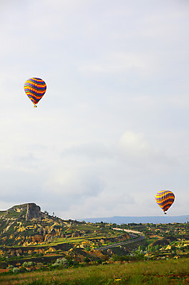 포토 JPG 주간 나무 식물 구름 해외풍경 해외 도로 길 여행 중동 자연 하늘 레저 바위산 산 카파도키아 풍경 초원 사람없음 야외 레포츠 돌_바위 바위 열기구 비행 언덕 애드벌룬 풍선 튀르키예 국내포토 자연요소 나라 아시아 항공교통 교통시설 돌산 생태계 파일형식