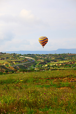 포토 JPG 주간 나무 식물 구름 해외풍경 해외 도로 길 여행 중동 자연 하늘 레저 산 카파도키아 풍경 초원 사람없음 야외 레포츠 열기구 비행 언덕 애드벌룬 풍선 튀르키예 국내포토 자연요소 나라 아시아 항공교통 교통시설 생태계 파일형식