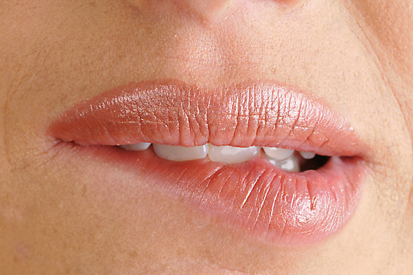 포토 JPG 얼굴 신체 입모양 실내 사람 근접촬영 신체부위 입 입술 깨물기 국내포토 모양 뷰포인트 모션 내부 파일형식