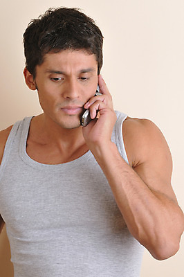 포토 JPG 서양인 외국인 라이프스타일 남자 맨라이프 포즈 러닝셔츠 모션 무선통신 실내 한명 사람 손짓 상반신 성인 라이프 30대 스마트폰 민소매 통신기기 무선전화기 통화 남자만 남자한명만 성인남자만 성인한명만 성인남자한명만 장년만 장년남자만 장년남자한명만 성인만 국내포토 1 셔츠 상의 통신 인종 내부 생활 장년 핸드폰 스마트기기 기계 전화기 파일형식