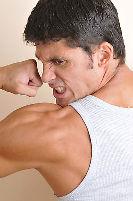 포토 JPG 서양인 외국인 라이프스타일 남자 맨라이프 포즈 러닝셔츠 신체 근육 실내 한명 사람 근접촬영 상반신 성인 라이프 신체부위 30대 민소매 손들기 등 찡그림 팔 팔근육 등근육 이두 남자만 남자한명만 성인남자만 성인한명만 성인남자한명만 장년만 장년남자만 장년남자한명만 성인만 국내포토 1 뷰포인트 셔츠 상의 모션 표정 인종 내부 생활 장년 파일형식