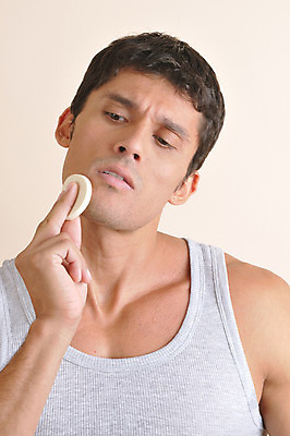 포토 JPG 서양인 외국인 라이프스타일 남자 맨라이프 러닝셔츠 실내 한명 사람 상반신 성인 라이프 30대 민소매 화장 화장용품 찡그림 퍼프 분첩 남자만 남자한명만 성인남자만 성인한명만 성인남자한명만 장년만 장년남자만 장년남자한명만 성인만 국내포토 1 셔츠 상의 표정 인종 내부 생활 장년 뷰티 미용용품 파일형식