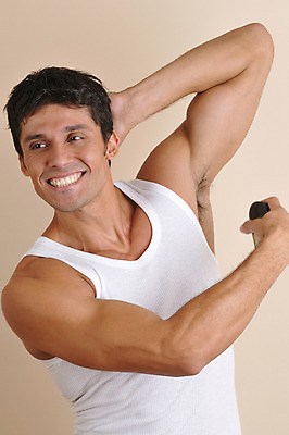 포토 JPG 서양인 외국인 라이프스타일 남자 맨라이프 러닝셔츠 실내 한명 미소 웃음 사람 상반신 성인 라이프 30대 민소매 손들기 뿌리기 스프레이 데오드란트 디오도런트 땀억제제 남자만 남자한명만 성인남자만 성인한명만 성인남자한명만 장년만 장년남자만 장년남자한명만 성인만 국내포토 1 셔츠 상의 모션 표정 인종 내부 생활 장년 파일형식