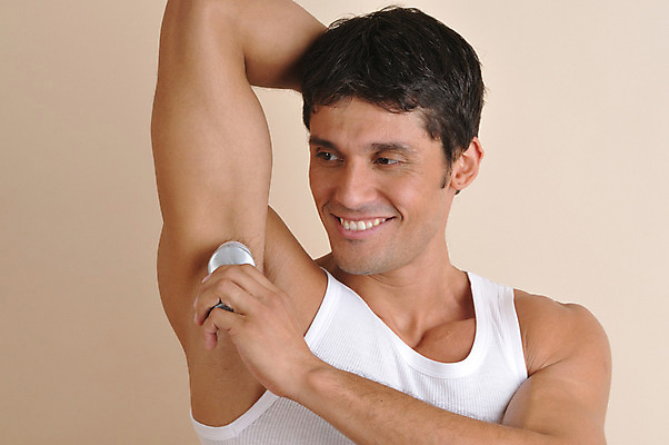 포토 JPG 서양인 외국인 라이프스타일 남자 맨라이프 러닝셔츠 실내 한명 미소 웃음 사람 상반신 성인 라이프 30대 민소매 손들기 바르기 데오드란트 디오도런트 땀억제제 남자만 남자한명만 성인남자만 성인한명만 성인남자한명만 장년만 장년남자만 장년남자한명만 성인만 국내포토 1 셔츠 상의 모션 표정 인종 내부 생활 장년 파일형식