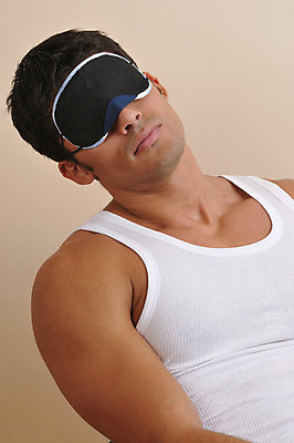 포토 JPG 서양인 외국인 라이프스타일 남자 맨라이프 러닝셔츠 휴식 실내 한명 사람 앉기 상반신 성인 라이프 30대 민소매 잠 수면 눈가리개 수면안대 안대 남자만 남자한명만 성인남자만 성인한명만 성인남자한명만 장년만 장년남자만 장년남자한명만 성인만 국내포토 1 컨셉 셔츠 상의 모션 인종 내부 생활 물 장년 파일형식