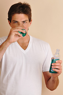 포토 JPG 서양인 외국인 라이프스타일 남자 맨라이프 티셔츠 실내 한명 사람 성인 라이프 30대 마시기 양치 씻기 가글 구강청결제 남자만 남자한명만 성인남자만 성인한명만 성인남자한명만 장년만 장년남자만 장년남자한명만 성인만 국내포토 1 셔츠 모션 인종 내부 생활 장년 청결 파일형식