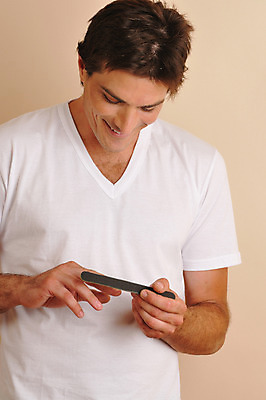 포토 JPG 서양인 외국인 라이프스타일 남자 맨라이프 티셔츠 실내 한명 미소 웃음 사람 성인 라이프 30대 미용용품 손톱관리 버퍼 손톱버퍼 남자만 남자한명만 성인남자만 성인한명만 성인남자한명만 장년만 장년남자만 장년남자한명만 성인만 국내포토 1 셔츠 표정 인종 내부 생활 장년 네일아트 오브젝트 파일형식