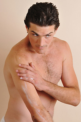 포토 JPG 서양인 외국인 라이프스타일 남자 맨라이프 실내 한명 사람 근접촬영 상반신 성인 라이프 30대 뷰티 미용용품 바르기 로션 바디로션 바디용품 남자만 남자한명만 성인남자만 성인한명만 성인남자한명만 장년만 장년남자만 장년남자한명만 성인만 국내포토 1 뷰포인트 모션 인종 내부 생활 장년 화장품 오브젝트 파일형식