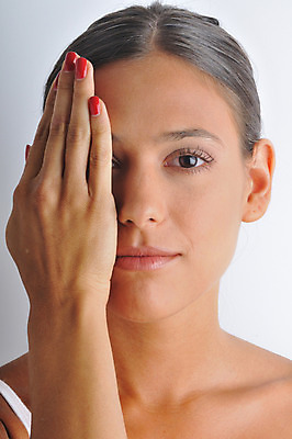 포토 JPG 서양인 외국인 우먼라이프 라이프스타일 손 여자 얼굴 포즈 모션 실내 한명 사람 손짓 20대 성인 라이프 신체부위 가림 반쪽 반 청년만 성인한명만 성인만 국내포토 1 인종 청년 내부 생활 파일형식