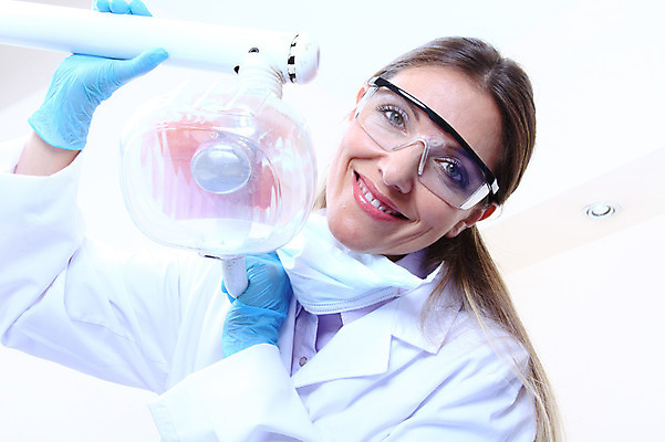 포토 JPG 서양인 외국인 직업 여자 안경 조명 실내 치과 병원 마스크 한명 웃음 사람 성인 치료 진료 의사 램프 의료용품 가운 의사가운 치과의사 치과용품 여자만 여자한명만 성인여자만 성인만 국내포토 1 잡화 옷 의학 의료기기 표정 인종 내부 의료진 파일형식