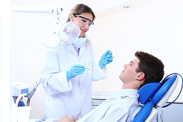 포토 JPG 서양인 외국인 직업 여자 남자 안경 조명 실내 치과 병원 마스크 서기 사람 앉기 성인 두명 치료 진료 거울 환자 의사 램프 의료용품 가운 의사가운 치과의사 치과용품 유니트체어 치석제거기 성인만 구강거울 국내포토 잡화 옷 의자 의학 의료기기 모션 인종 내부 의료진 파일형식