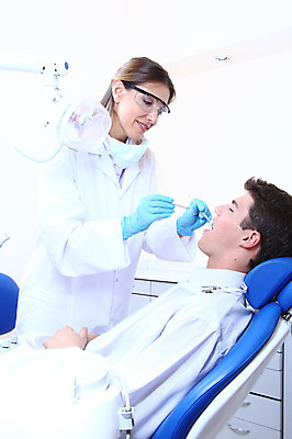 포토 JPG 서양인 외국인 직업 여자 남자 안경 조명 실내 치과 병원 마스크 입벌림 서기 사람 앉기 성인 두명 치료 진료 거울 환자 의사 램프 의료용품 가운 의사가운 치과의사 치과용품 유니트체어 치석제거기 성인만 구강거울 국내포토 잡화 옷 의자 의학 의료기기 모션 표정 인종 내부 의료진 파일형식