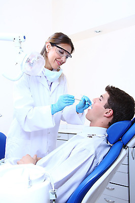 포토 JPG 서양인 외국인 직업 여자 남자 안경 조명 실내 치과 병원 마스크 입벌림 서기 웃음 사람 앉기 성인 두명 치료 진료 거울 환자 의사 램프 의료용품 가운 의사가운 치과의사 치과용품 유니트체어 치석제거기 성인만 구강거울 국내포토 잡화 옷 의자 의학 의료기기 모션 표정 인종 내부 의료진 파일형식