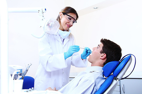 포토 JPG 서양인 외국인 직업 여자 남자 안경 조명 실내 치과 병원 마스크 입벌림 서기 웃음 사람 앉기 성인 두명 치료 진료 거울 환자 의사 램프 의료용품 가운 의사가운 치과의사 치과용품 유니트체어 치석제거기 성인만 구강거울 국내포토 잡화 옷 의자 의학 의료기기 모션 표정 인종 내부 의료진 파일형식