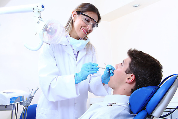 포토 JPG 서양인 외국인 직업 여자 남자 안경 조명 실내 치과 병원 마스크 입벌림 서기 웃음 사람 앉기 성인 두명 치료 진료 거울 환자 의사 램프 의료용품 가운 의사가운 치과의사 치과용품 유니트체어 치석제거기 성인만 구강거울 국내포토 잡화 옷 의자 의학 의료기기 모션 표정 인종 내부 의료진 파일형식