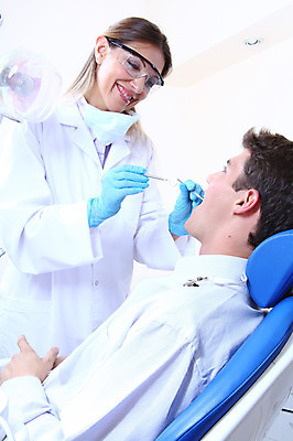 포토 JPG 서양인 외국인 직업 여자 남자 안경 조명 실내 치과 병원 마스크 입벌림 서기 웃음 사람 앉기 성인 두명 치료 진료 거울 환자 의사 램프 의료용품 가운 의사가운 치과의사 치과용품 유니트체어 치석제거기 성인만 구강거울 국내포토 잡화 옷 의자 의학 의료기기 모션 표정 인종 내부 의료진 파일형식