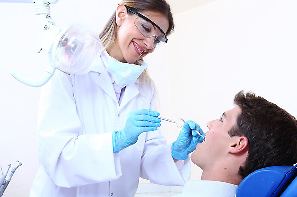 포토 JPG 서양인 외국인 직업 여자 남자 안경 조명 실내 치과 병원 마스크 입벌림 서기 웃음 사람 앉기 성인 두명 치료 진료 거울 환자 의사 램프 의료용품 가운 의사가운 치과의사 치과용품 유니트체어 치석제거기 성인만 구강거울 국내포토 잡화 옷 의자 의학 의료기기 모션 표정 인종 내부 의료진 파일형식