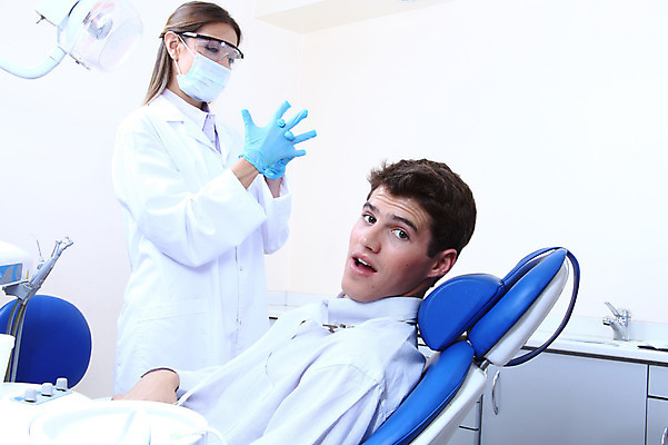 포토 JPG 서양인 외국인 직업 여자 남자 안경 조명 실내 치과 병원 마스크 서기 웃음 사람 앉기 성인 두명 치료 놀람 진료 환자 의사 램프 의료용품 가운 의사가운 치과의사 치과용품 유니트체어 성인만 국내포토 잡화 옷 감정 의자 의학 의료기기 모션 표정 인종 내부 의료진 파일형식