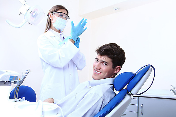 포토 JPG 서양인 외국인 직업 여자 남자 안경 조명 실내 치과 병원 마스크 서기 사람 앉기 성인 두명 치료 진료 환자 의사 램프 의료용품 가운 의사가운 치과의사 치과용품 유니트체어 성인만 국내포토 잡화 옷 의자 의학 의료기기 모션 인종 내부 의료진 파일형식