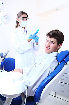 포토 JPG 서양인 외국인 직업 여자 남자 안경 조명 실내 치과 병원 마스크 서기 사람 앉기 성인 두명 치료 진료 환자 의사 램프 의료용품 가운 의사가운 찡그림 치과의사 치과용품 유니트체어 성인만 국내포토 잡화 옷 의자 의학 의료기기 모션 표정 인종 내부 의료진 파일형식