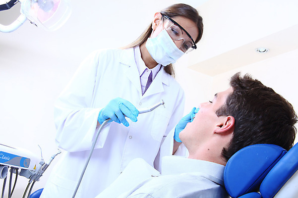 포토 JPG 서양인 외국인 직업 여자 남자 안경 조명 실내 치과 병원 마스크 입벌림 서기 사람 앉기 성인 두명 치료 진료 거울 환자 의사 램프 의료용품 가운 의사가운 치과의사 치과용품 유니트체어 석션팁 성인만 구강거울 국내포토 잡화 옷 의자 의학 의료기기 모션 표정 인종 내부 의료진 파일형식