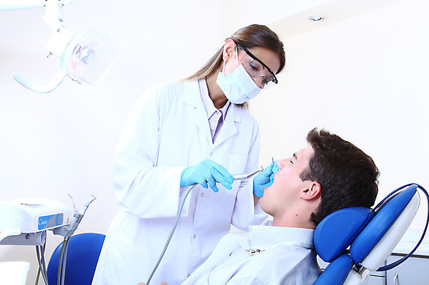 포토 JPG 서양인 외국인 직업 여자 남자 안경 조명 실내 치과 병원 마스크 입벌림 서기 사람 앉기 성인 두명 치료 진료 거울 환자 의사 램프 의료용품 가운 의사가운 치과의사 치과용품 유니트체어 석션팁 성인만 구강거울 국내포토 잡화 옷 의자 의학 의료기기 모션 표정 인종 내부 의료진 파일형식