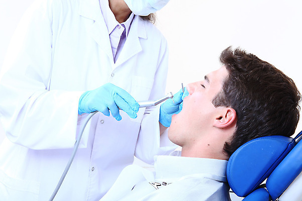 포토 JPG 서양인 외국인 직업 남자 안경 실내 치과 병원 마스크 입벌림 서기 사람 앉기 성인 치료 진료 거울 환자 의사 의료용품 가운 의사가운 치과의사 치과용품 유니트체어 석션팁 남자만 성인남자만 성인만 구강거울 국내포토 잡화 옷 의자 의학 의료기기 모션 표정 인종 내부 의료진 파일형식