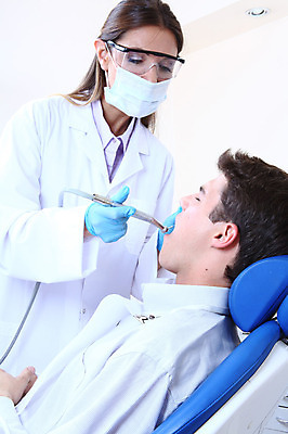 포토 JPG 서양인 외국인 직업 여자 남자 안경 실내 치과 병원 마스크 입벌림 서기 사람 앉기 성인 두명 치료 진료 거울 환자 의사 의료용품 가운 의사가운 치과의사 치과용품 유니트체어 석션팁 성인만 구강거울 국내포토 잡화 옷 의자 의학 의료기기 모션 표정 인종 내부 의료진 파일형식