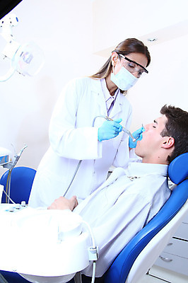 포토 JPG 서양인 외국인 직업 여자 남자 안경 조명 실내 치과 병원 마스크 입벌림 서기 사람 앉기 성인 두명 치료 진료 거울 환자 의사 램프 의료용품 가운 의사가운 치과의사 치과용품 유니트체어 석션팁 성인만 구강거울 국내포토 잡화 옷 의자 의학 의료기기 모션 표정 인종 내부 의료진 파일형식