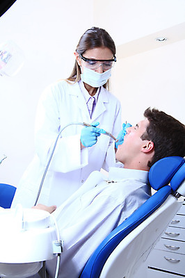 포토 JPG 서양인 외국인 직업 여자 남자 안경 조명 실내 치과 병원 마스크 입벌림 서기 사람 앉기 성인 두명 치료 진료 거울 환자 의사 램프 의료용품 가운 의사가운 치과의사 치과용품 유니트체어 석션팁 성인만 구강거울 국내포토 잡화 옷 의자 의학 의료기기 모션 표정 인종 내부 의료진 파일형식