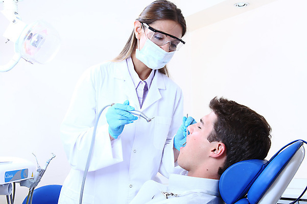 포토 JPG 서양인 외국인 직업 여자 남자 안경 조명 실내 치과 병원 마스크 입벌림 서기 사람 앉기 성인 두명 치료 진료 거울 환자 의사 램프 의료용품 가운 의사가운 치과의사 치과용품 유니트체어 석션팁 성인만 구강거울 국내포토 잡화 옷 의자 의학 의료기기 모션 표정 인종 내부 의료진 파일형식