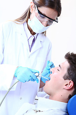 포토 JPG 서양인 외국인 직업 여자 남자 안경 실내 치과 병원 마스크 입벌림 서기 사람 앉기 성인 두명 치료 진료 거울 환자 의사 의료용품 가운 의사가운 치과의사 치과용품 유니트체어 석션팁 성인만 구강거울 국내포토 잡화 옷 의자 의학 의료기기 모션 표정 인종 내부 의료진 파일형식