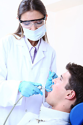 포토 JPG 서양인 외국인 직업 여자 남자 안경 실내 치과 병원 마스크 입벌림 서기 사람 앉기 성인 두명 치료 진료 거울 환자 의사 의료용품 가운 의사가운 치과의사 치과용품 유니트체어 석션팁 성인만 구강거울 국내포토 잡화 옷 의자 의학 의료기기 모션 표정 인종 내부 의료진 파일형식