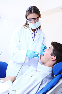 포토 JPG 서양인 외국인 직업 여자 남자 안경 조명 실내 치과 병원 마스크 입벌림 서기 사람 앉기 성인 두명 치료 진료 거울 환자 의사 램프 의료용품 가운 의사가운 치과의사 치과용품 유니트체어 석션팁 성인만 구강거울 국내포토 잡화 옷 의자 의학 의료기기 모션 표정 인종 내부 의료진 파일형식