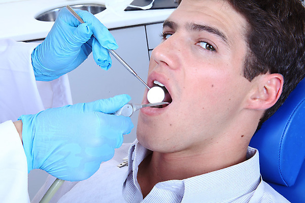 포토 JPG 서양인 외국인 남자 의학 실내 치과 병원 입벌림 한명 사람 치료 거울 환자 의료용품 치과용품 유니트체어 석션팁 남자만 남자한명만 구강거울 국내포토 1 의자 의료기기 표정 인종 내부 파일형식