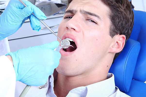 포토 JPG 서양인 외국인 남자 의학 실내 치과 병원 입벌림 한명 사람 치료 거울 환자 의료용품 찡그림 치과용품 유니트체어 석션팁 남자만 남자한명만 구강거울 국내포토 1 의자 의료기기 표정 인종 내부 파일형식