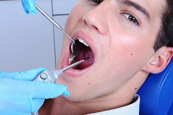 포토 JPG 서양인 외국인 남자 의학 실내 치과 병원 입벌림 한명 사람 치료 거울 환자 의료용품 치과용품 유니트체어 석션팁 남자만 남자한명만 구강거울 국내포토 1 의자 의료기기 표정 인종 내부 파일형식