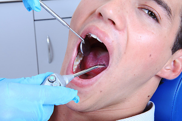 포토 JPG 서양인 외국인 남자 의학 실내 치과 병원 입벌림 한명 사람 치료 거울 환자 의료용품 치과용품 유니트체어 석션팁 남자만 남자한명만 구강거울 국내포토 1 의자 의료기기 표정 인종 내부 파일형식