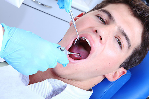 포토 JPG 서양인 외국인 남자 의학 실내 치과 병원 입벌림 한명 사람 치료 거울 환자 의료용품 치과용품 유니트체어 석션팁 남자만 남자한명만 구강거울 국내포토 1 의자 의료기기 표정 인종 내부 파일형식