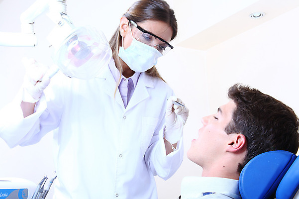 포토 JPG 서양인 외국인 직업 여자 남자 안경 조명 실내 치과 병원 마스크 서기 사람 앉기 성인 두명 치료 진료 환자 의사 램프 의료용품 가운 의사가운 치과의사 치과용품 유니트체어 핀셋 성인만 국내포토 잡화 옷 의자 의학 의료기기 모션 인종 내부 의료진 도구 파일형식