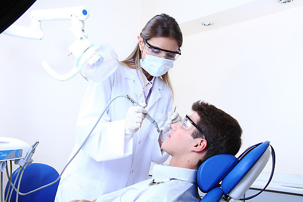 포토 JPG 서양인 외국인 직업 여자 남자 안경 조명 실내 치과 병원 마스크 서기 사람 앉기 성인 두명 치료 진료 거울 환자 의사 램프 의료용품 가운 의사가운 치과의사 치과용품 유니트체어 핸드피스 성인만 구강거울 국내포토 잡화 옷 의자 의학 의료기기 모션 인종 내부 의료진 파일형식