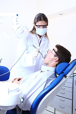 포토 JPG 서양인 외국인 직업 여자 남자 안경 조명 실내 치과 병원 마스크 입벌림 서기 사람 앉기 성인 두명 치료 진료 거울 환자 의사 램프 의료용품 가운 의사가운 치과의사 치과용품 유니트체어 핸드피스 성인만 구강거울 국내포토 잡화 옷 의자 의학 의료기기 모션 표정 인종 내부 의료진 파일형식