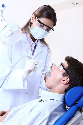 포토 JPG 서양인 외국인 직업 여자 남자 안경 조명 실내 치과 병원 마스크 입벌림 서기 사람 앉기 성인 두명 치료 진료 거울 환자 의사 램프 의료용품 가운 의사가운 치과의사 치과용품 유니트체어 핸드피스 성인만 구강거울 국내포토 잡화 옷 의자 의학 의료기기 모션 표정 인종 내부 의료진 파일형식