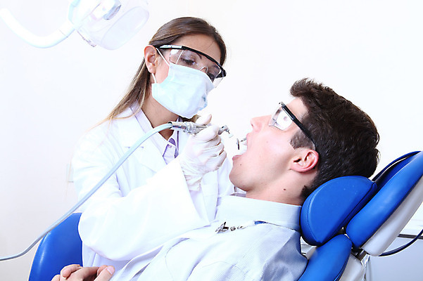 포토 JPG 서양인 외국인 직업 여자 남자 안경 조명 실내 치과 병원 마스크 입벌림 사람 앉기 성인 두명 치료 진료 거울 환자 의사 램프 의료용품 가운 의사가운 치과의사 치과용품 유니트체어 핸드피스 성인만 구강거울 국내포토 잡화 옷 의자 의학 의료기기 모션 표정 인종 내부 의료진 파일형식